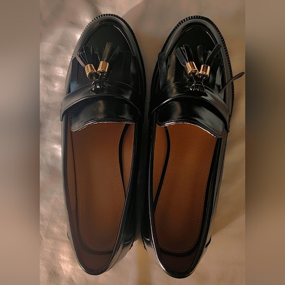 🖤 SLOTS Tassel Loafers with Gold Hardware – Classic Chic Slip-On Flats | NWOT - Picture 5 of 8